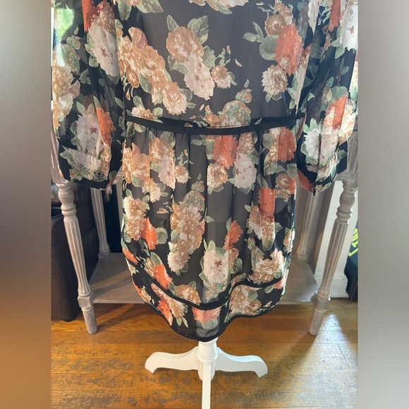 Simply Noelle Floral Tunic - Picture 6 of 9